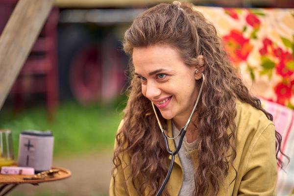 Bild 1 von 8: Amelie (Eva Luca Klemmt) ist froh, die Hebamme von Lena und Nikita zu sein.
