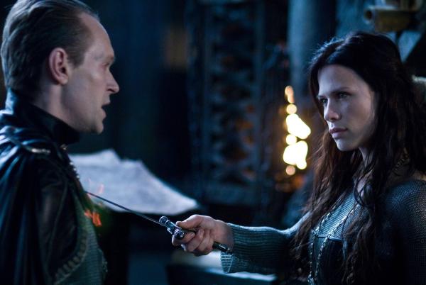 Bild 1 von 22: Mit einem Versprechen und einer Drohung ködert Sonja (Rhona Mitra, r.) Tannis (Steven Mackintosh), einen Verbündeten ihres Vaters ...
