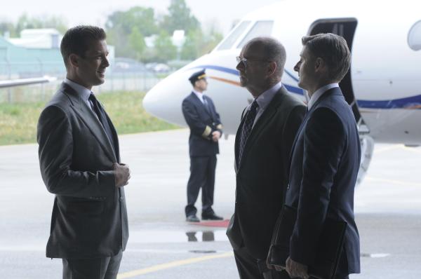 Bild 1 von 1: Ein heikler Fall aus der Vergangenheit holt Harvey (Gabriel Macht, l.) ein. Während er versucht, die Situation unter Kontrolle zu bringen, spitzen sich die Ereignisse bei einem wichtigen Treffen mit Geschäftsführer Lawrence Kemp (John Finn, 2.v.r.) und Justitiar Matt Lasker (Kevin Jubinville, r.) dramatisch zu.