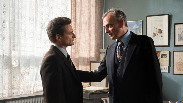 Bild 1 von 15: Der Vorsitzende des Zentralrates der Juden Elias Gleitmann (Anatole Taubman, r.) geht davon aus, dass Hans Rosenthal (Florian Lukas, l.) an der Gedenkfeier teilnimmt.