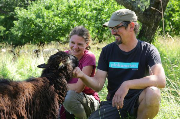 Bild 1 von 4: Julia Elpons und Alexander Elpons mit ihren Schafen.