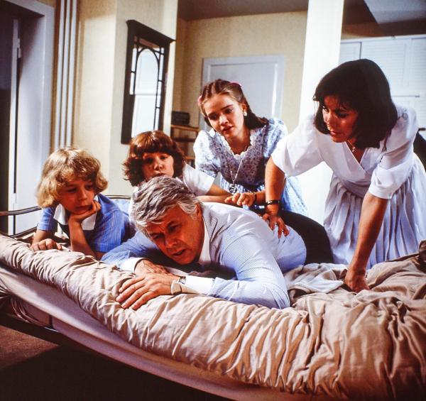 Bild 1 von 2: Im Bild: Tarek Helmy (Tom), Timmo Niesner (Markus), Julia Biedermann (Tanja), Thekla Carola Wied (Angi), Peter Weck (Werner Schumann).