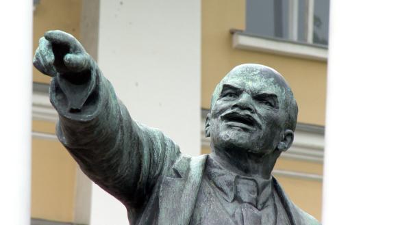 Bild 1 von 2: Leninstatue vor dem Smolny.