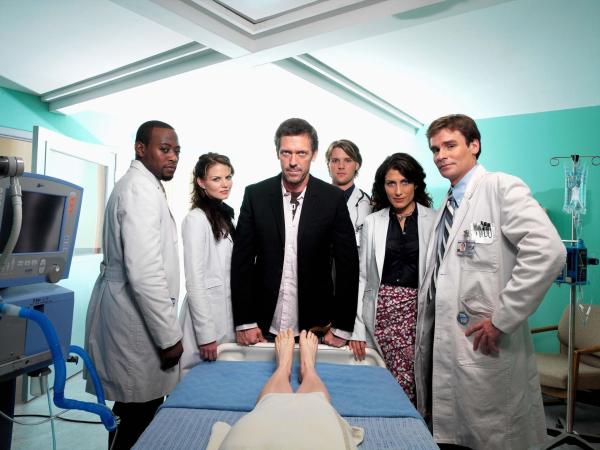 Bild 1 von 21: (2. Staffel) - Dr. Gregory House (Hugh Laurie, 3.v.l.) steht ein erstklassiges Team zur Seite: Dr. Eric Foreman (Omar Epps, l.), Dr. Allison Cameron (Jennifer Morrison, 2.v.l.), Dr. Robert Chase (Jesse Spencer, 3.v.r.), Dr. Lisa Cuddy (Lisa Edelstein, 2.v.r.) und Dr. James Wilson (Robert Sean Leonard, r.)