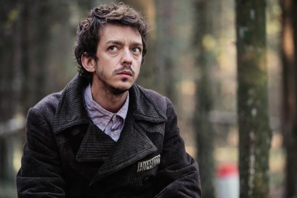Bild 1 von 13: Der Kriegsgefangene Gilles (Nahuel Pérez Biscayart) wurde zur Müllentsorgung in den Wald geschickt und denkt über einen Fluchtversuch nach.