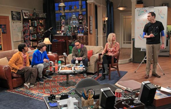Bild 1 von 9: Eine ganz besondere Truppe: Howard (Simon Helberg, 2.v.l.), Sheldon (Jim Parsons, r.), Leonard (Johnny Galecki, M.), Penny (Kaley Cuoco, 2.v.r.) und Raj (Kunal Nayyar, l.) ...