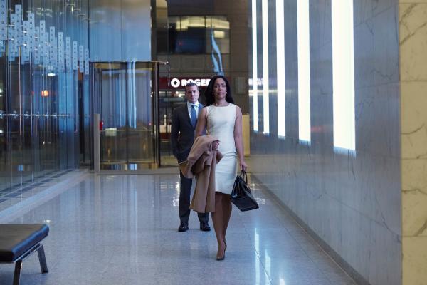Bild 1 von 3: Harvey (Gabriel Macht) und Jessica (Gina Torres) glaubten, den Börsenaufsichtsfall endlich ad acta legen zu können. Doch neue Schwierigkeiten ziehen auf.