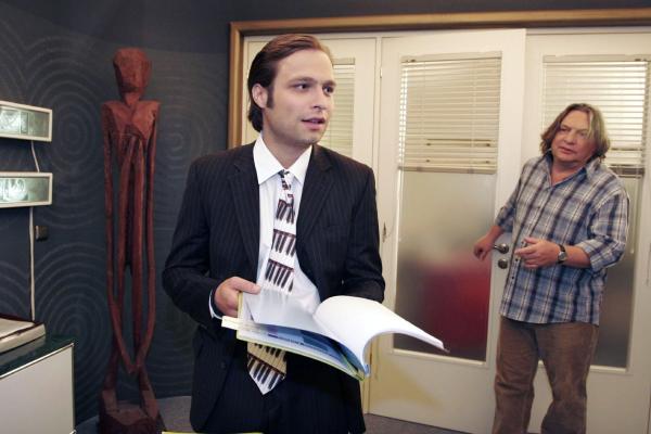 Bild 1 von 14: Der von Zweifeln geplagte Bernd (Volker Herold, r.) fordert Bruno (Tim Sander, l.) auf, ihm die Wahrheit zu sagen ...