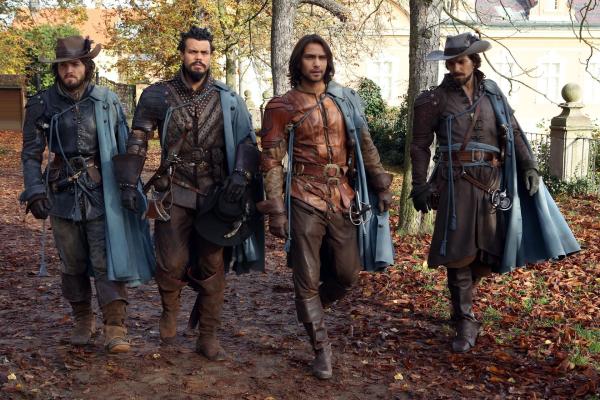 Bild 1 von 8: (v.l.n.r.) Athos (Tom Burke); Porthos (Howard Charles); D'Artagnan (Luke Pasqualino); Aramis (Santiago Cabrera)