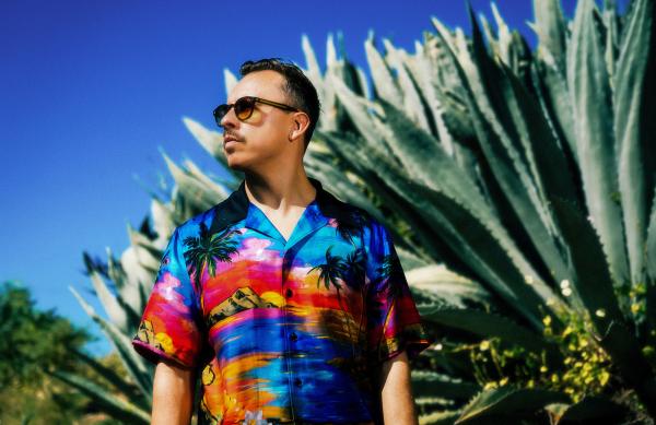 Bild 1 von 1: Purple Disco Machine & Friends hat es von Underground-Clubs in Ostdeutschland auf die internationalen Festivalbühnen geschafft und zählt heute mit über zwei Milliarden Streams zu den erfolgreichsten DJs und Produzenten weltweit.
