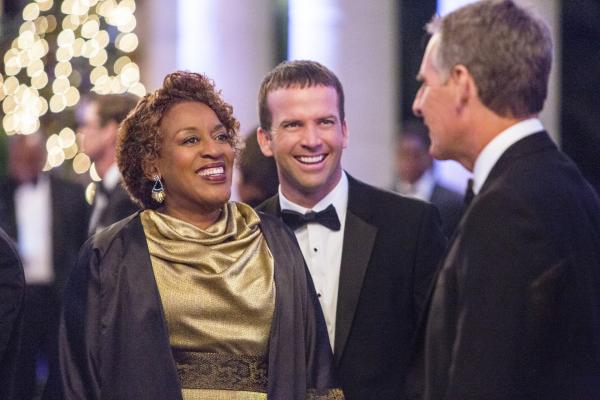 Bild 1 von 21: Noch ahnen sie nicht, dass die Benefiz-Gala mit einem Bombenanschlag enden wird: Pride (Scott Bakula, r.), Lasalle (Lucas Black, M.) und Wade (CCH Pounder, l.) ...