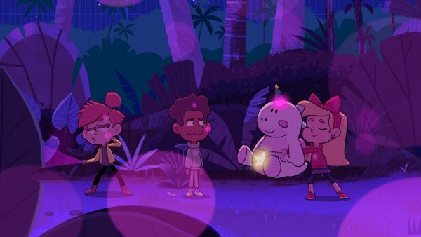 Bild 1 von 1: Zur Campingnacht unter freiem Himmel bringt Maeva ein Plüschtier mit, das auf Knopfdruck Partymusik abspielt. Taylor und Tommy sind davon nicht begeistert.