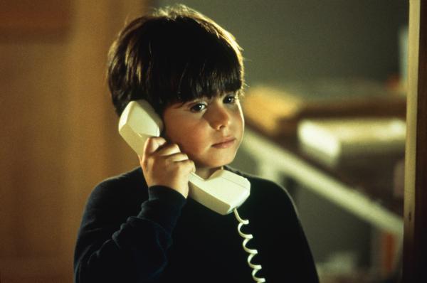 Bild 1 von 3: An Heiligabend ruft der kleine Jonah (Ross Malinger) bei einer Talkshow an und äußert einen Wunsch, der alle Zuhörer überrascht.