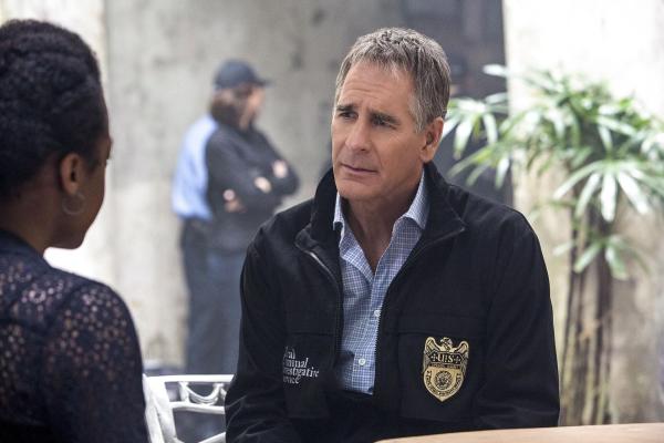 Bild 1 von 22: Pride (Scott Bakula, r.) braucht von der trauernden Amelia Boyd (Devyn A. Tyler, l.) Informationen über ihren Psychologen, der bei der Beerdigungsprozession eines Navy-Leutnants getötet wurde. Warum war er dort, wenn er laut ihrer Aussage ursprünglich nicht vorhatte, zu kommen?