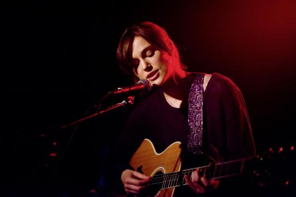 Bild 1 von 11: Gerade erst von ihrem Freund verlassen möchte Gretta (Keira Knightley) New York verlassen. Doch getragen vom Zauber der Begegnung ,it Dan und fasziniert von seinem ungewöhnlichen Plan, lässt sie sich auf eine musikalische Reise ein, die den Soundtrack ihres Lebens für immer neu schreiben könnte ...