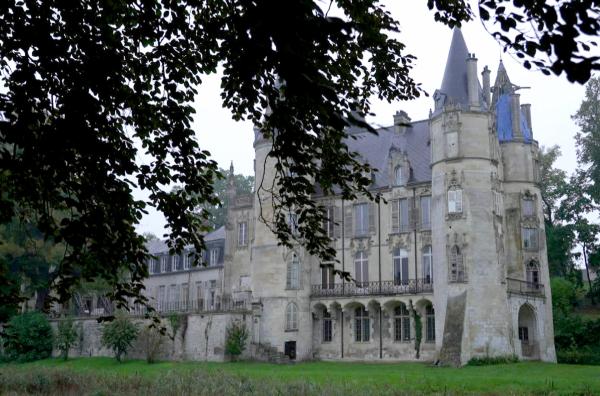 Bild 1 von 2: Rückzugsort der Romantik: Die historischen Wälder und Schlösser des nördlich von Paris gelegenen Valois verliehen der Melancholie des Schriftstellers Gérard de Nerval Ausdruck.