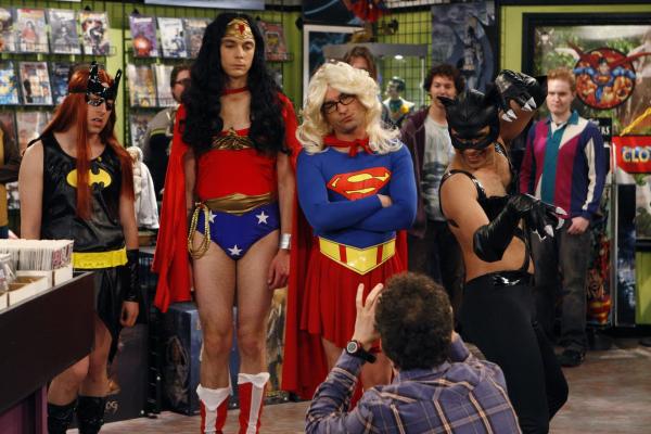 Bild 1 von 33: Müssen ihre demütigende Wettschuld einlösen: Leonard (Johnny Galecki, 2.v.r.), Sheldon (Jim Parsons, 2.v.l.), Rajesh (Kunal Nayyar, r.) und Howard (Simon Helberg, l.) ...