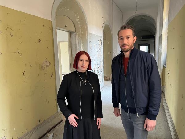 Bild 1 von 4: Eine Frau wird entführt, erniedrigt und schließlich durch mehrere Messerstiche ermordet. Doch die Frau hatte weder Feinde noch Neider. Zusammen mit der Kriminalpsychologin Lydia Benecke geht Sven Voss der Frage nach, wie es zu dieser scheußlichen Tat kommen konnte.