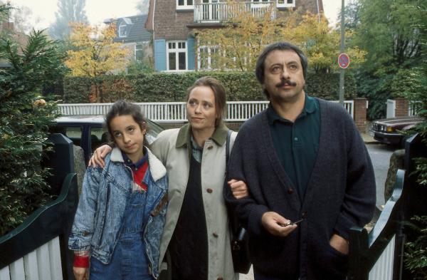 Bild 1 von 1: Stolz zeigt Caroline (Marie Gruber, M.) ihrer Familie das neue Heim. So groß hätte sich Stubbe (Wolfgang Stumph, r.) das Haus allerdings nicht vorgestellt.