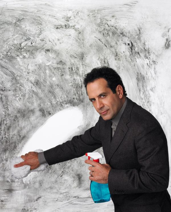 Bild 1 von 2: Adrian Monk (Tony Shalhoub) ist der wohl schrulligste Detektiv der TV-Krimigeschichte. Durch und durch kompliziert als Person, ist er aber gleichzeitig auch ein hervorragender Detektiv. Seine kriminalistische Brillanz ist bestechend.