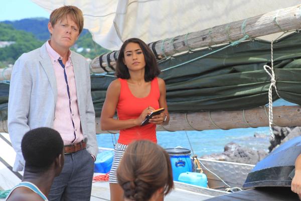 Bild 1 von 6: Humphrey (Kris Marshall, l.) und Florence Cassell (Joséphine Jobert, r.) nehmen erste Befragungen vor.