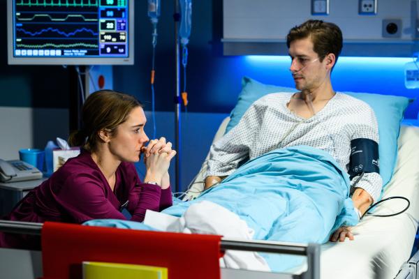 Bild 1 von 7: Betty (Henrike Hahn) und Jonas Herz (Julius Forster)
