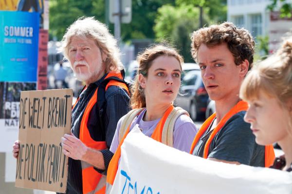 Bild 1 von 10: Alle hören auf mein Kommando! Lena (Valerie Stoll, M.) trägt heute die Verantwortung und leitet die Aktion der Klimaprotestgruppe. Sie entscheidet, wann Henning (Joachim Seemann, l.), Finn (Adrian Grünewald, 2.v.r.) und Franzi (Maria Goletz, r.) sich auf dem Asphalt festkleben.