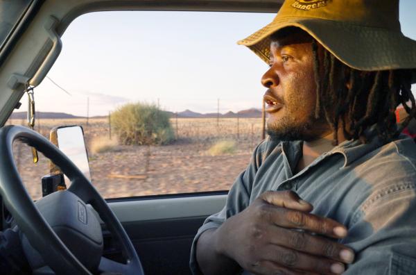 Bild 1 von 5: Boas Hambo durchstreift die Gebiete der Region Kunene im Nordwesten Namibias seit seiner Kindheit ?- früher als Viehhirte, heute als Ranger.