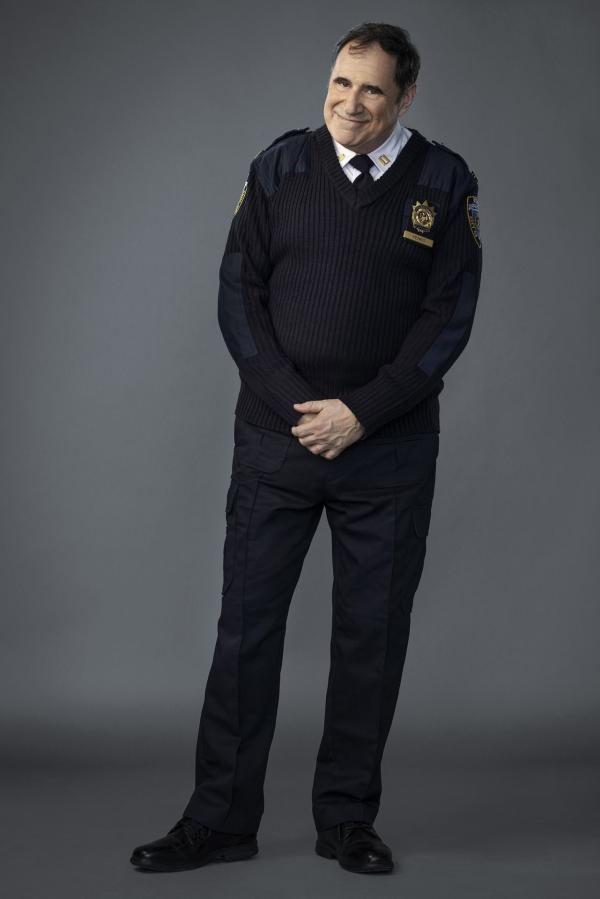 Bild 1 von 8: Captain Stan Yenko (Richard Kind)