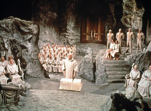 Bild 1 von 6: Die Überlebenden des Atomkrieges vor 2000 Jahren leben in einem Gewölbe, das früher die New Yorker U-Bahn war ...