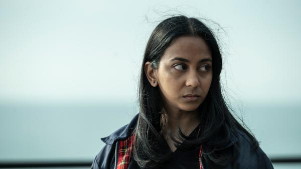 Bild 1 von 3: Pam (Anjana Vasan) hat ihr altes Leben aufgegeben, um die nächste Killerin für die \