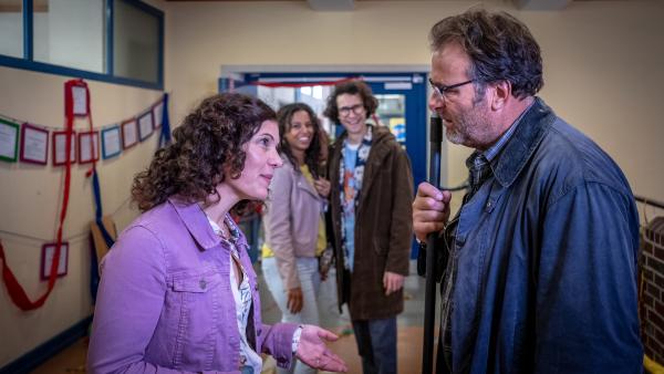Bild 1 von 9: Die Schulleiterin Meike Daschner (Yasmina Djaballah, l.) versucht den Hausmeister Jürgen Jahn (Joachim Raaf, r.) zu besänftigen, der wegen der Abistreiche der Schüler aufgebracht ist. Tamina Bredow (Souhaila Amade, 2.v.l.) und Tim Baaske (Jascha Baum, 2.v.r.) beobachten das Geschehen breit grinsend.