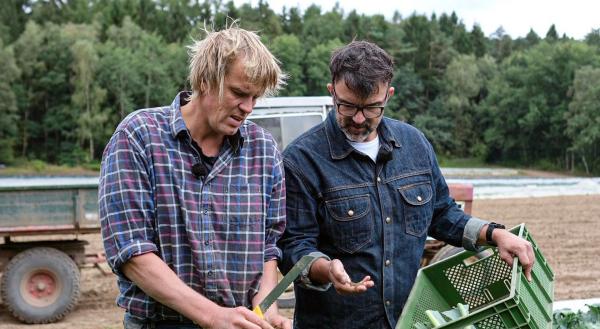 Bild 1 von 1: Bio-Landwirt Uli Overmeyer nimnmt Tarik mit zur Blumenkohlernte.