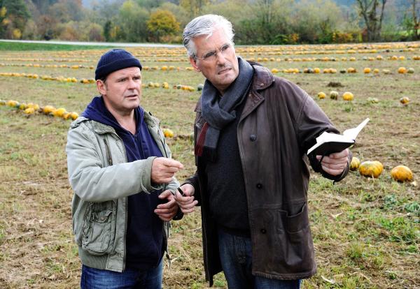 Bild 1 von 10: Im Bild: Mark Degen (Sky Du Mont, re.) und Taxifahrer Josef \