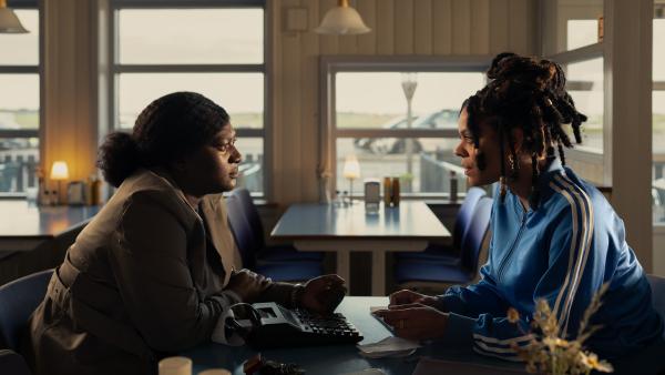 Bild 1 von 5: Gloria Acheampong (Thelma Buabeng, l.) spricht mit der Zeugin Mercy (Jane Chirwa, r.).
