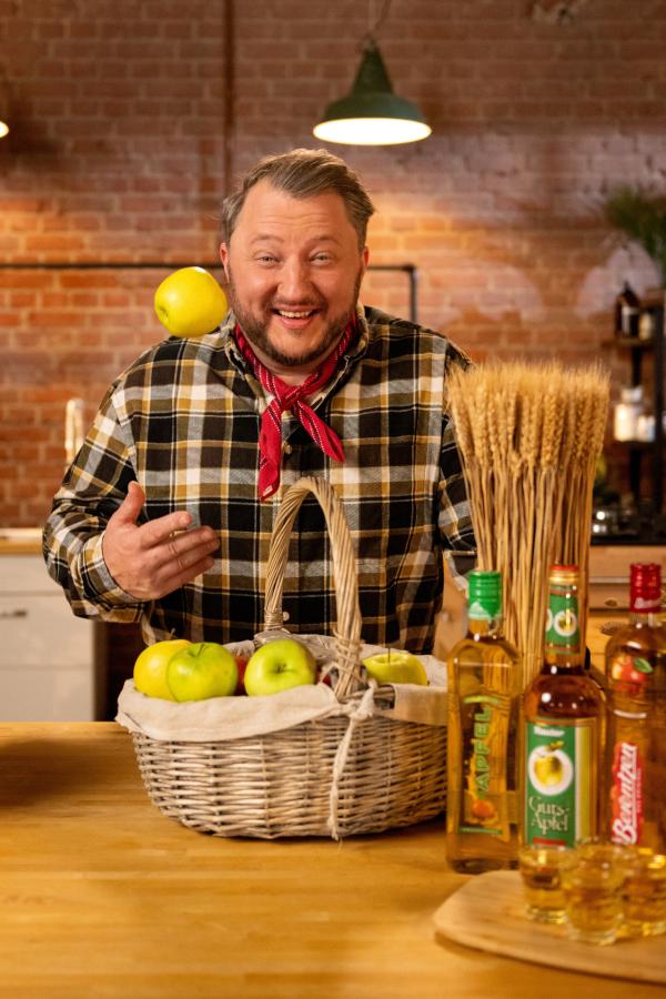 Bild 1 von 4: Sebastian Lege deckt auf, dass in Apfelkorn vor allem künstliches Aroma steckt.