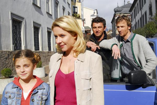 Bild 1 von 1: Im Bild: Sind zwei Väter (Hans Sigl, 2.v.re., und Heiko Ruprecht, re.) zu viel für Lilli (Ronja Forcher, li.)? Zum Glück findet sie in Susanne (Natalie O?Hara, 2.v.li.) eine verständnisvolle Freundin.