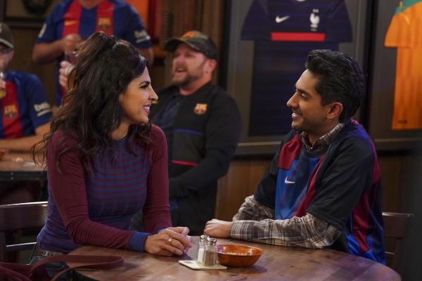 Bild 1 von 9: Ariana (Azita Ghanizada, l.); Al (Adhir Kalyan, r.)