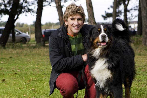 Bild 1 von 8: Fritz Fuchs (Guido Hammesfahr) mit Hund Keks.