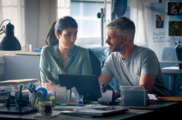 Bild 1 von 6: Miriam Biana (Shirin Golchin) und Alexander Forsman (Nicolai Cleve Broch) gewinnen neue Erkenntnisse in ihren Ermittlungen. Sind sie auf der richtigen Spur?