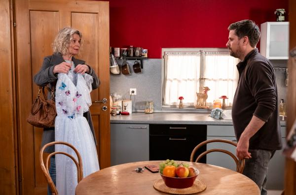 Bild 1 von 4: Kati (Christiane Bachschmidt) bringt das Kleid für Carlottas Theateraufführung vorbei. Sie ist nicht erfreut, als sie von Andreas (Ralph Gassmann) erfährt, dass Lissy mitkommt.