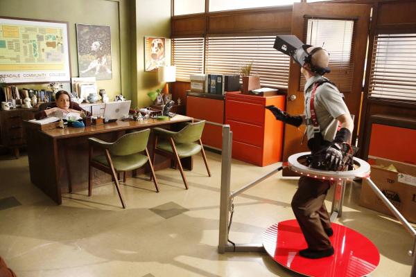 Bild 1 von 8: Als Dean Pelton (Jim Rash, r.) begeistert in der virtuellen Realität verschwindet, hat Frankie (Paget Brewster, l.) ein 5000 Dollar großes Problem ...