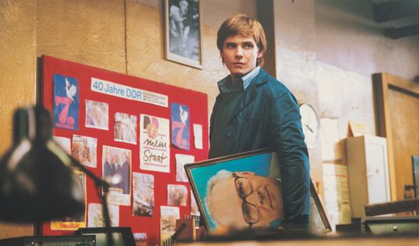 Bild 1 von 3: Nach dem Fall der Berliner Mauer sucht Alex (Daniel Brühl) überall nach Motiven der DDR-Vergangenheit, um seiner aus dem Koma erwachten Mutter den Fortbestand des Arbeiter- und Bauernstaats vorzugaukeln.