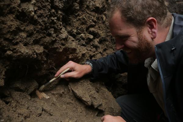 Bild 1 von 8: Josh Gates