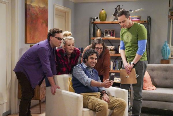 Bild 1 von 15: Finden (v.l.n.r.) Leonard (Johnny Galecki), Penny (Kaley Cuoco), Raj (Kunal Nayyar), Amy (Mayim Bialik) und Sheldon (Jim Parsons) tatsächlich einen Weg, um die Geburt von Howard und Bernadetts Sohn zu beschleunigen?