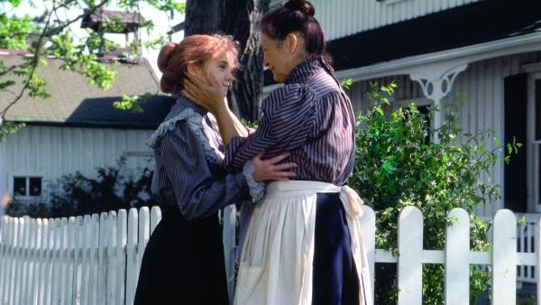 Bild 1 von 4: Anne Shirley (Megan Follows) und Marilla (Colleen Dewhurst) (v.l.)