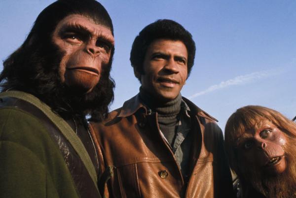 Bild 1 von 5: Während sich Caesar (Roddy McDowall, l.) mit Berater Virgil (Paul Williams, r.) und seinem menschlichen Freund MacDonald (Austin Stoker, M.) zu einer zerstörten Stadt aufmacht, um ein Video zu suchen, das die Prophezeiungen seiner Eltern zeigt, übernimmt der gewalttätige Gorilla General Aldo die Macht ...