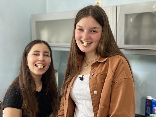 Bild 1 von 5: Ilayda und Emilia wollen für den lang geplanten Kinoabend etwas Leckeres kochen.