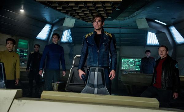 Bild 1 von 8: Müssen in den Weiten des Weltraums zusammenhalten: (v.l.n.r.) Sulu (John Cho), Chekov (Anton Yelchin), Doc Bones (Karl Urban), Captain Kirk (Chris Pine), Spock (Zachary Quinto) und Scotty (Simon Pegg) ...