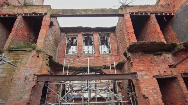 Bild 1 von 4: Ein Symbol des britischen Widerstands gegen Nazi-Deutschland. Ein zerbombtes Kino in Hull, das voll war, als Hitlers Bomben einschlugen. Trotz Flugabwehr zerstörte die Luftwaffe 95% der Stadt.